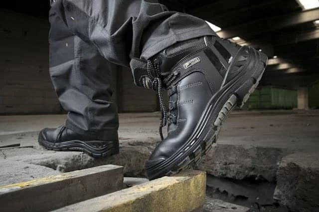 Giày Bảo Hộ Lao Động Là Gì? Cách Chọn Và Sử Dụng Giày Bảo Hộ Lao Động